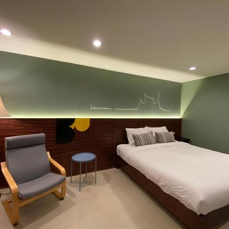 The Royalbee Aparthotel Bangkok Buitenkant foto