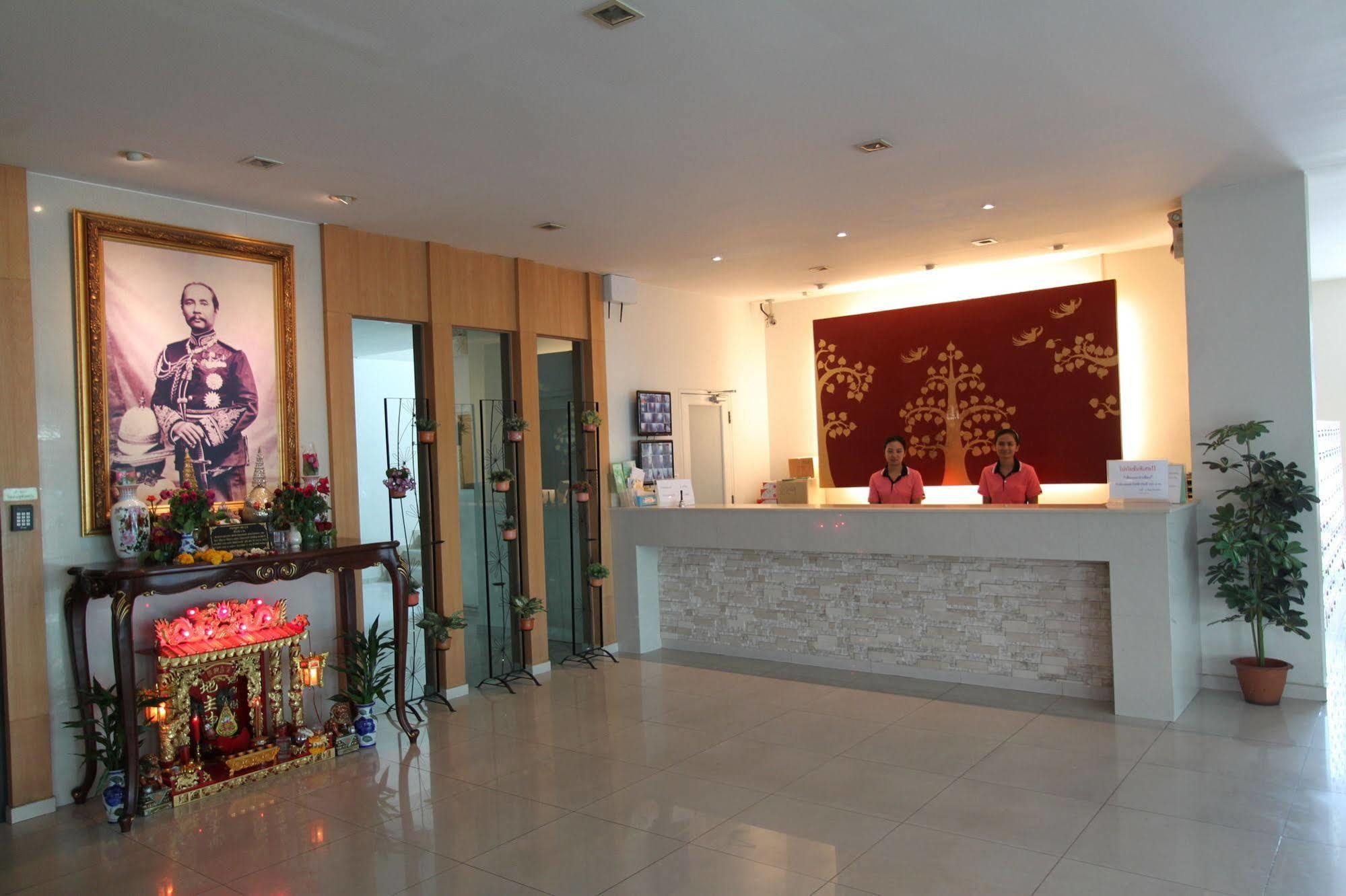 The Royalbee Aparthotel Bangkok Buitenkant foto