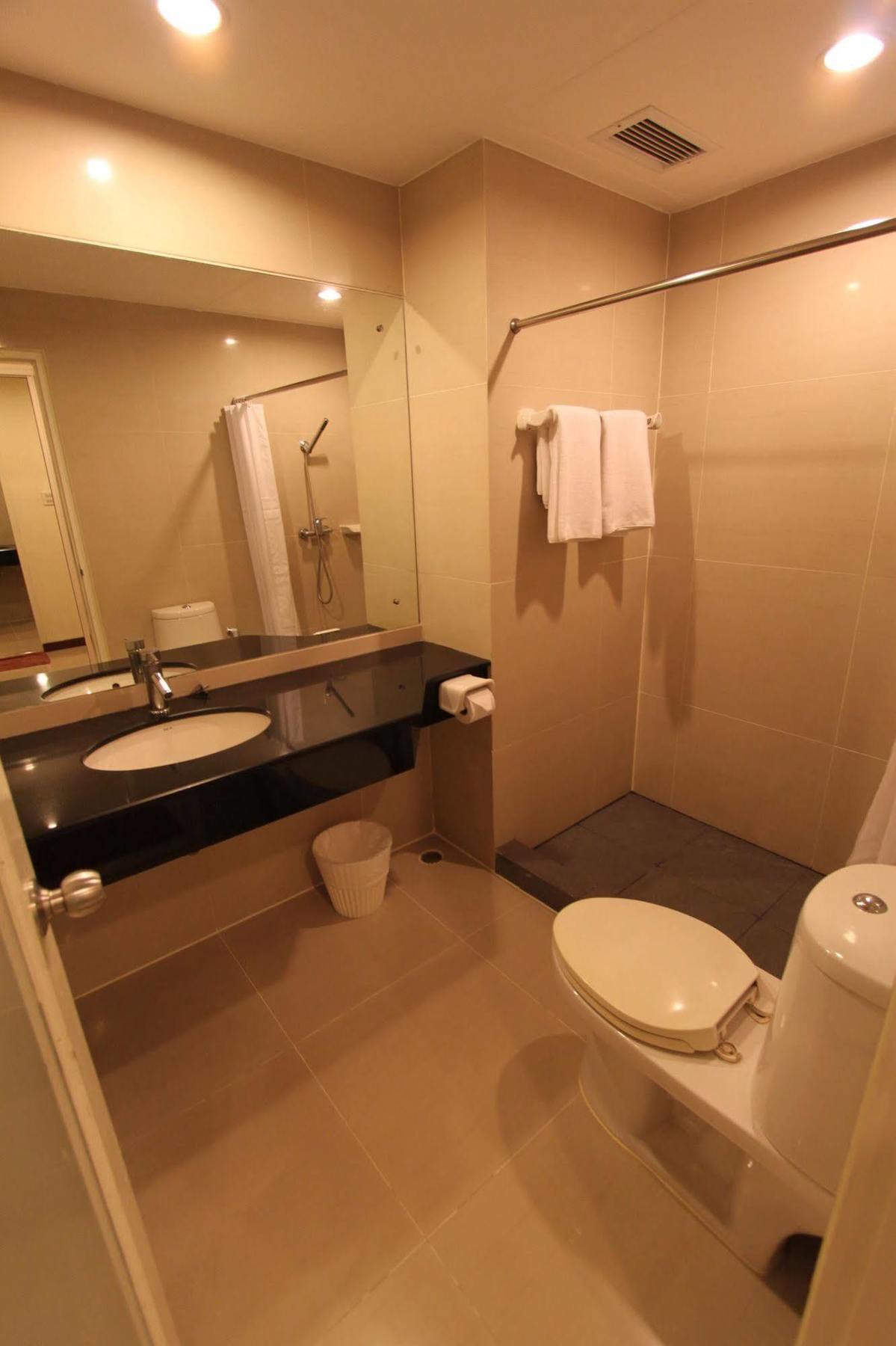 The Royalbee Aparthotel Bangkok Buitenkant foto