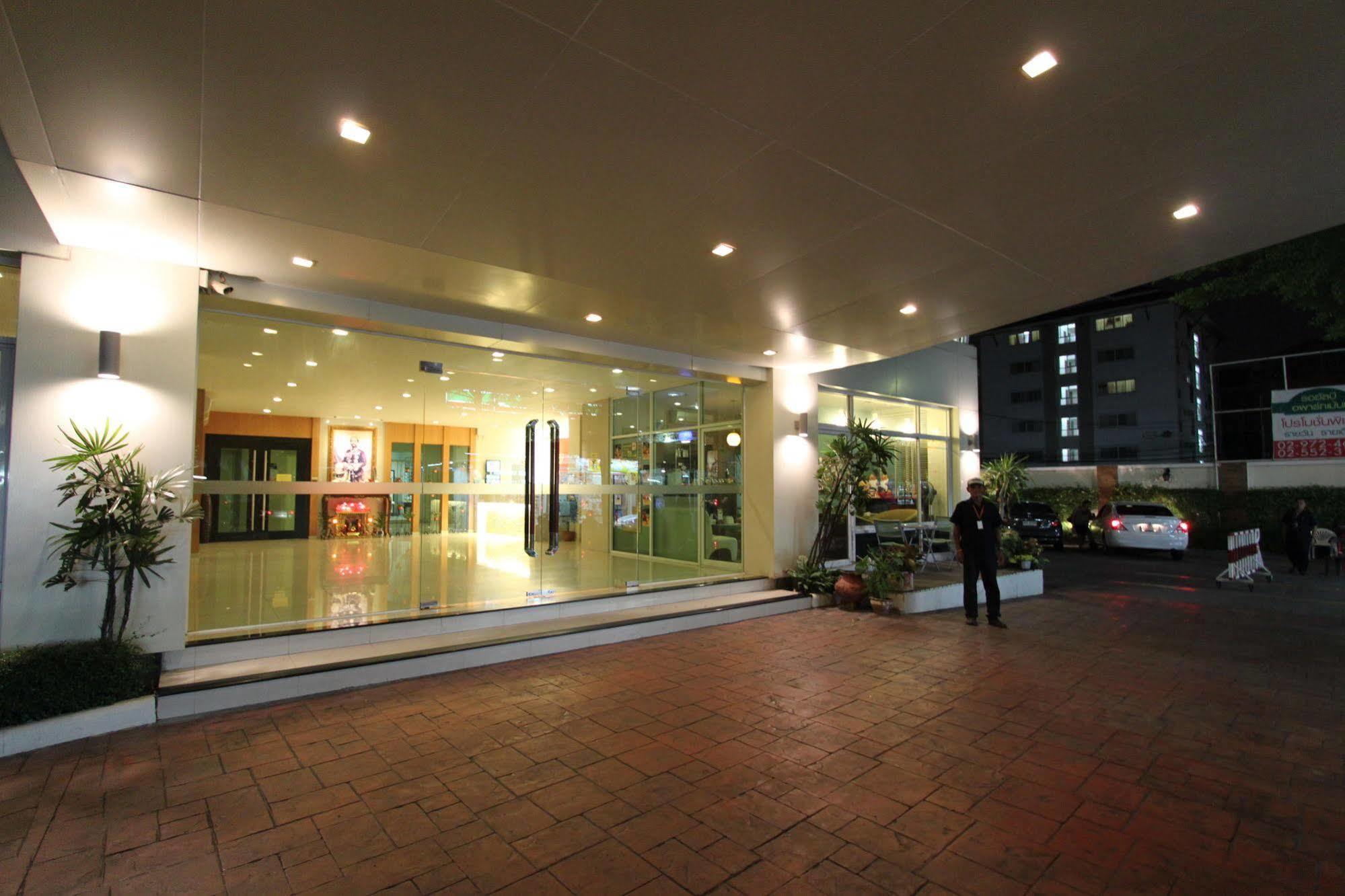 The Royalbee Aparthotel Bangkok Buitenkant foto