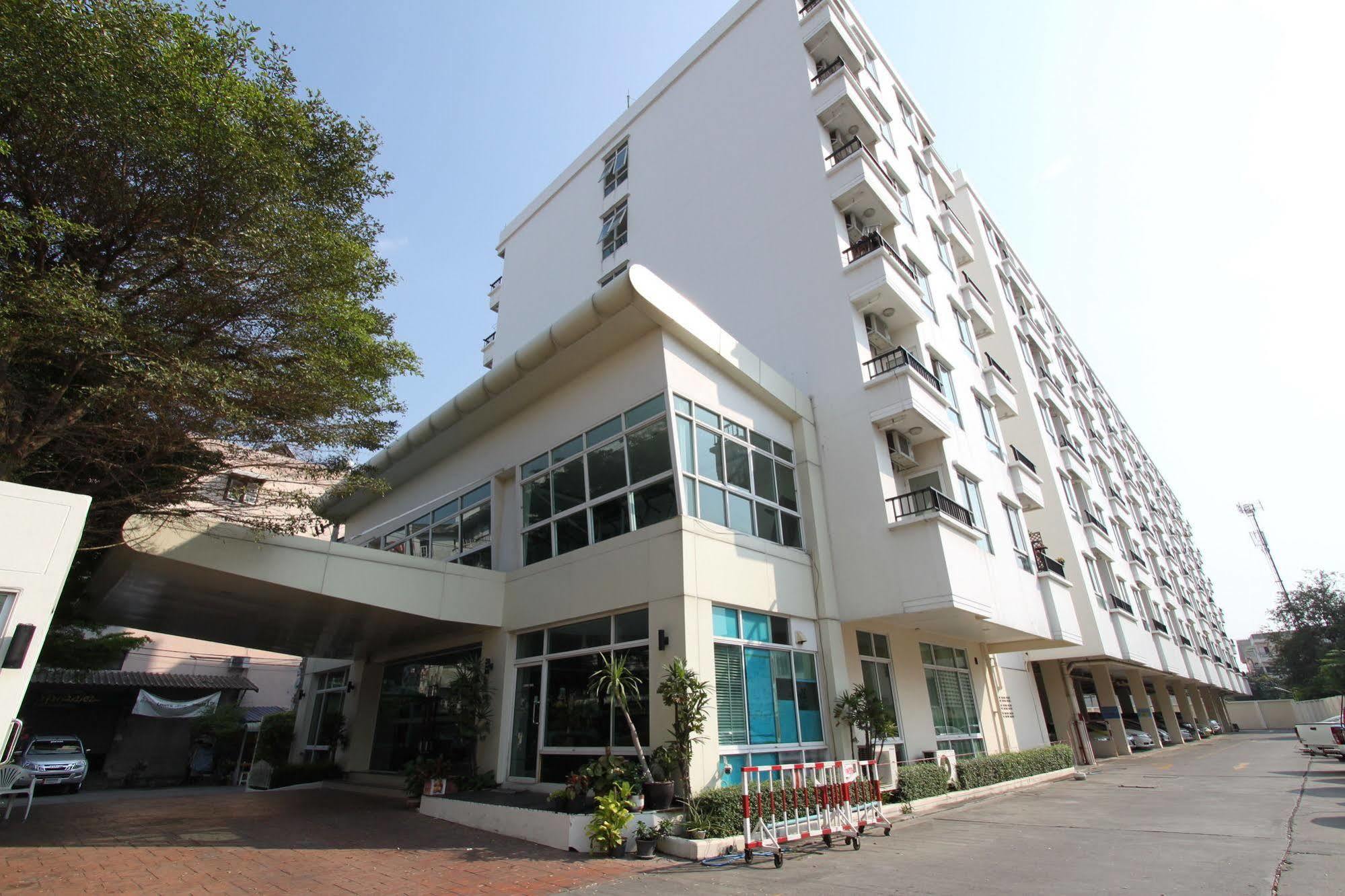 The Royalbee Aparthotel Bangkok Buitenkant foto